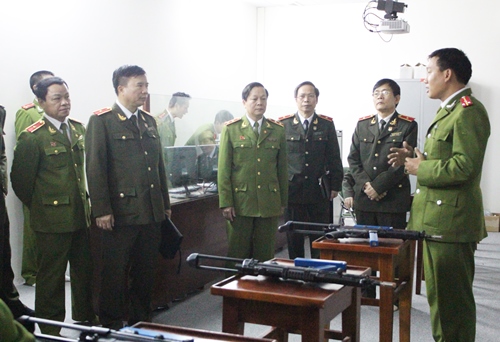 Đoàn đại biểu thăm quan Phòng bắn điện tử của Học viện CSND…